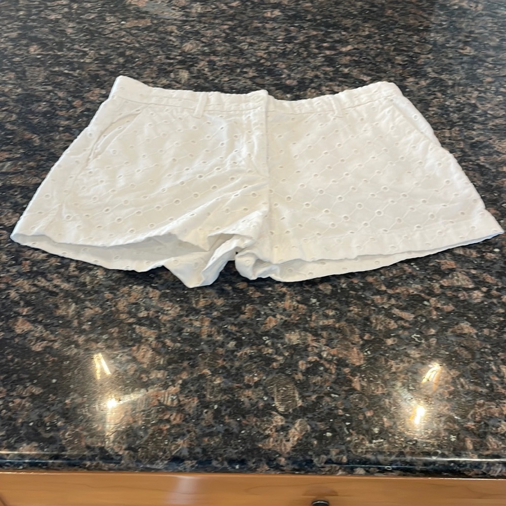 Gap white eyelet shorts 🌸🤍